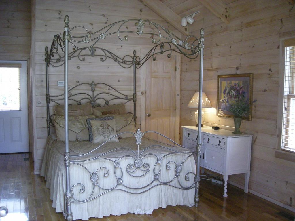 New River Trail Cabins Galax Room photo